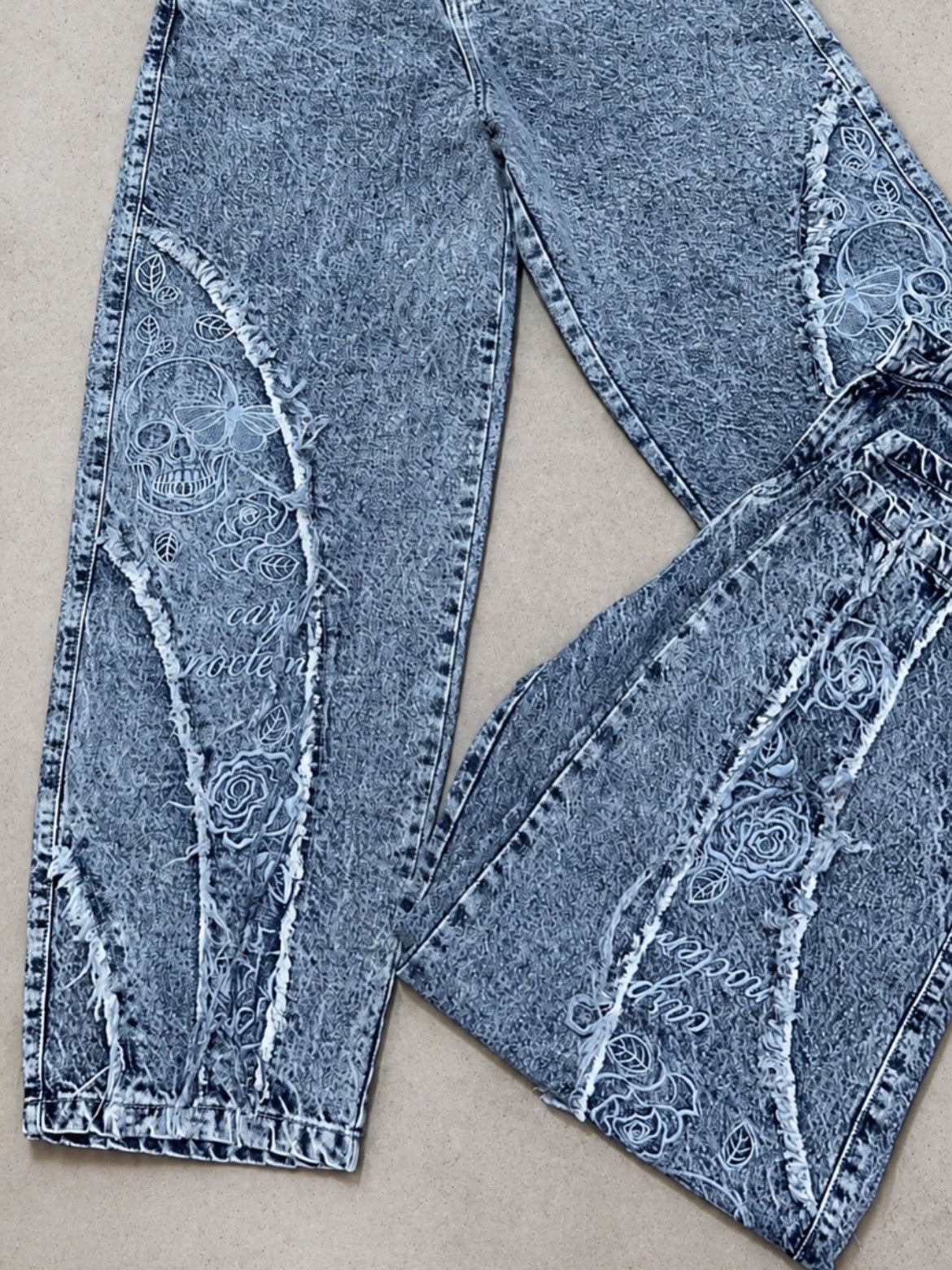 Jeans con Bordados y Correas Ajustables