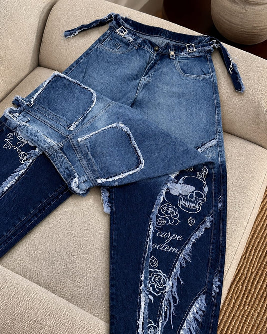 Jeans rígido con correas ajustables
