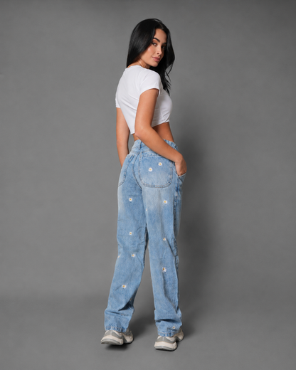 Pantalón claro con bordados florales