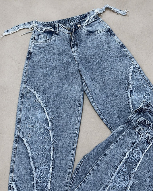 Jeans con Bordados y Correas Ajustables