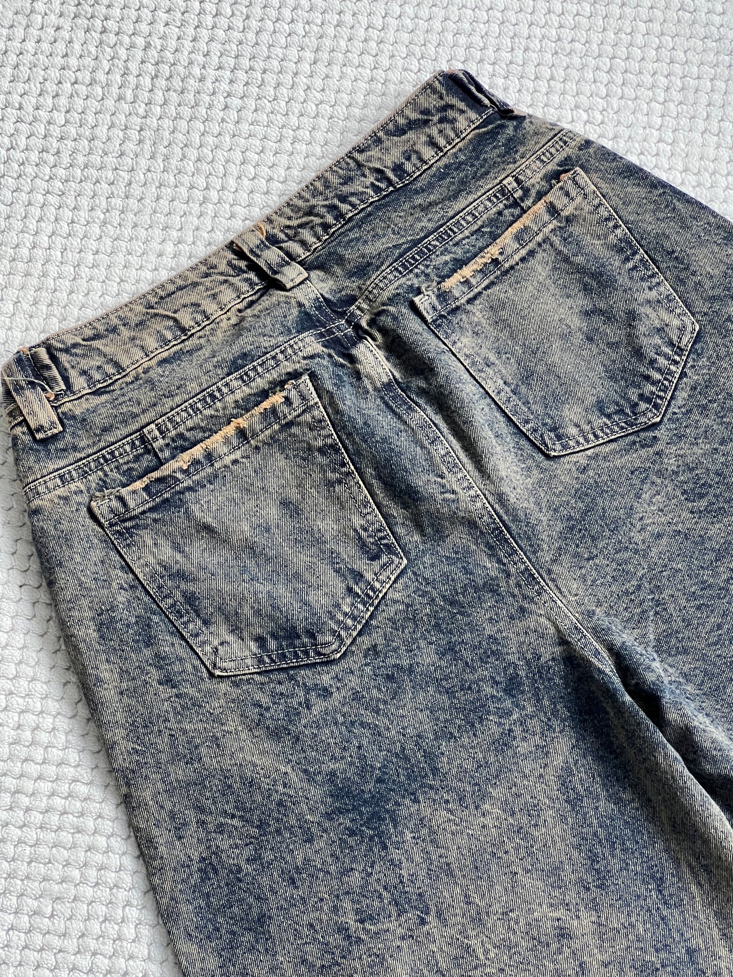 Pantalón ancho rígido