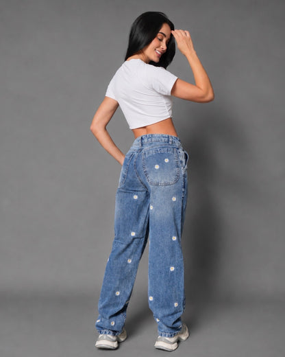 Pantalón oscuro con bordados florales