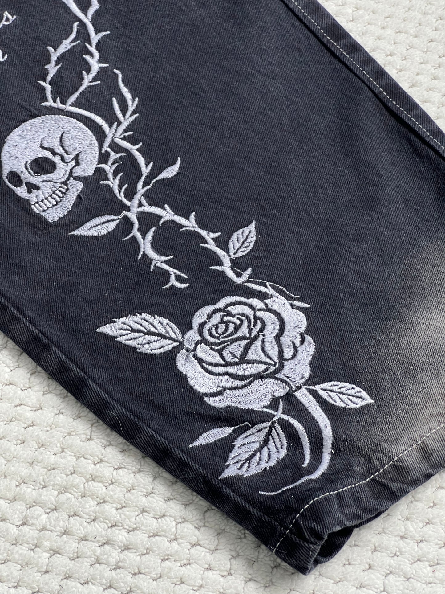 Jeans Rígido con bordado