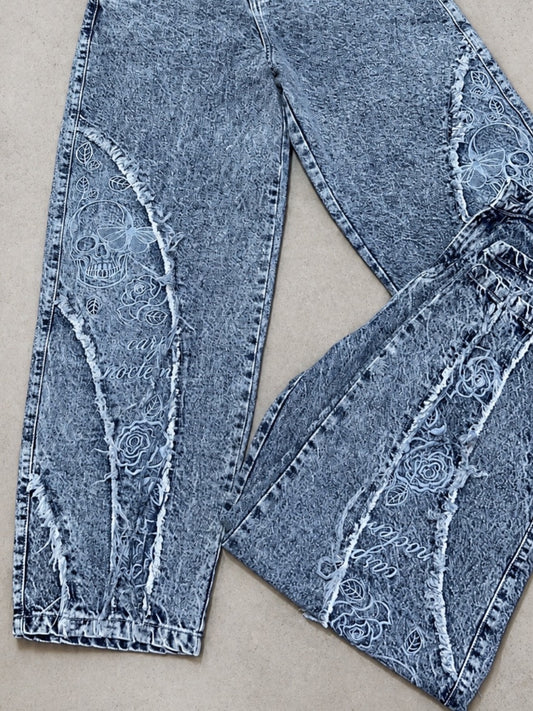 Jeans con Bordados y Correas Ajustables